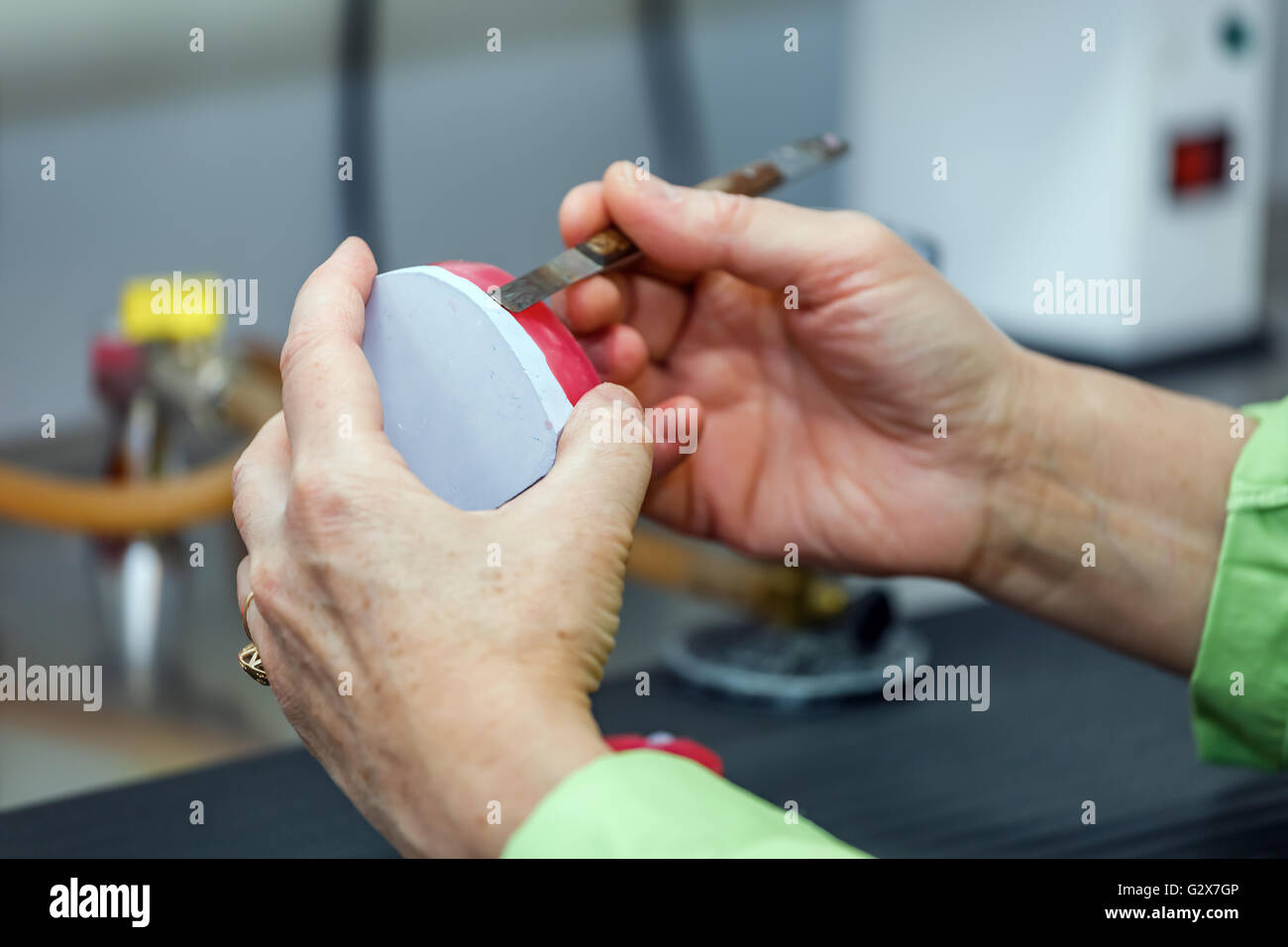 Odontotecnico lavorando nel laboratorio dentale Foto Stock