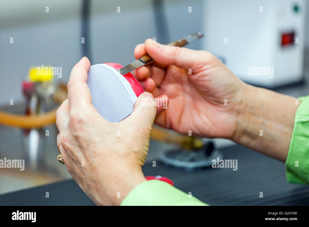 Odontotecnico lavorando nel laboratorio dentale Foto Stock