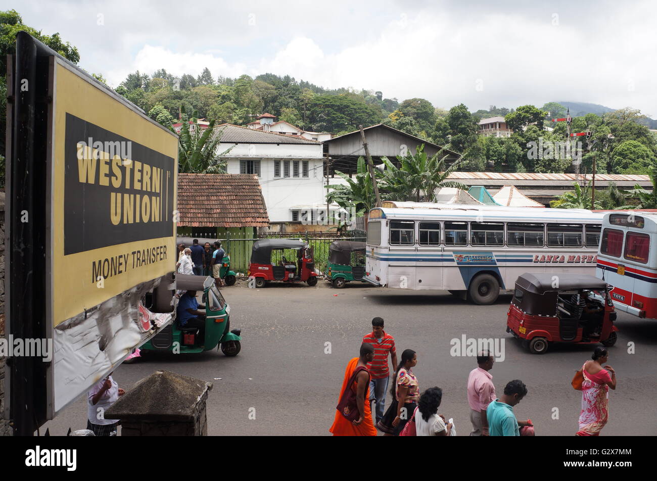 Un Western Union cartello davanti a Kandy Central Post Office, Sri Lanka. Foto Stock