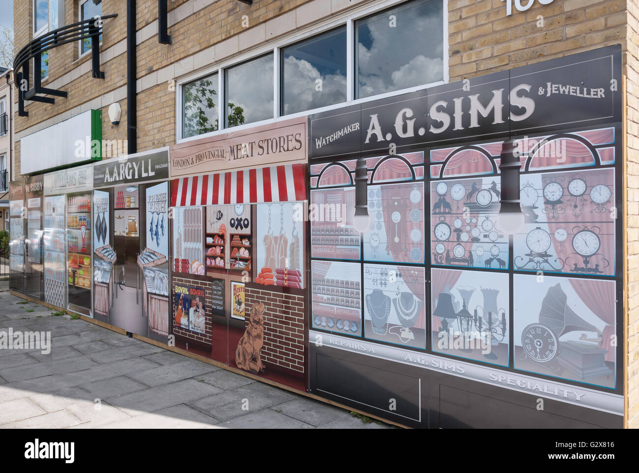 Negozio di fronte il murale sulla parete, High Street, Hampton Hill, Borough di Richmond upon Thames, Greater London, England, Regno Unito Foto Stock