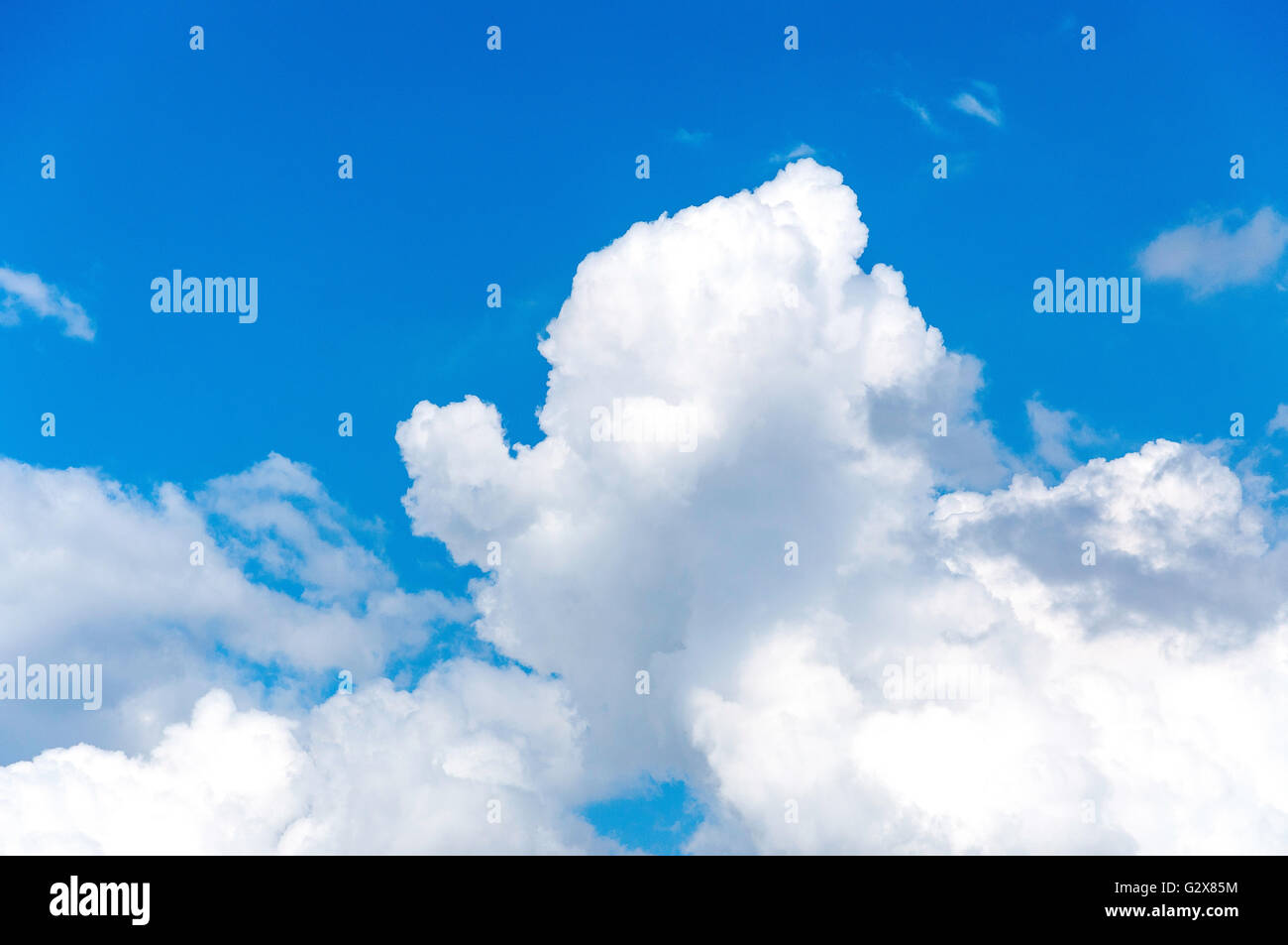 Il Cumulus bianche nuvole e cielo blu, Surrey, England, Regno Unito Foto Stock