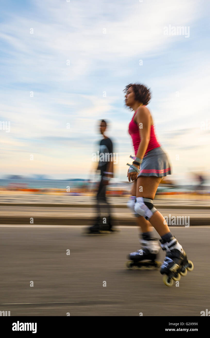 RIO DE JANEIRO - Marzo 6, 2016: Giovani carioca brasiliani pattino in una sfocatura di movimento lungo il fronte spiaggia Avenida Vieira Souto street Foto Stock