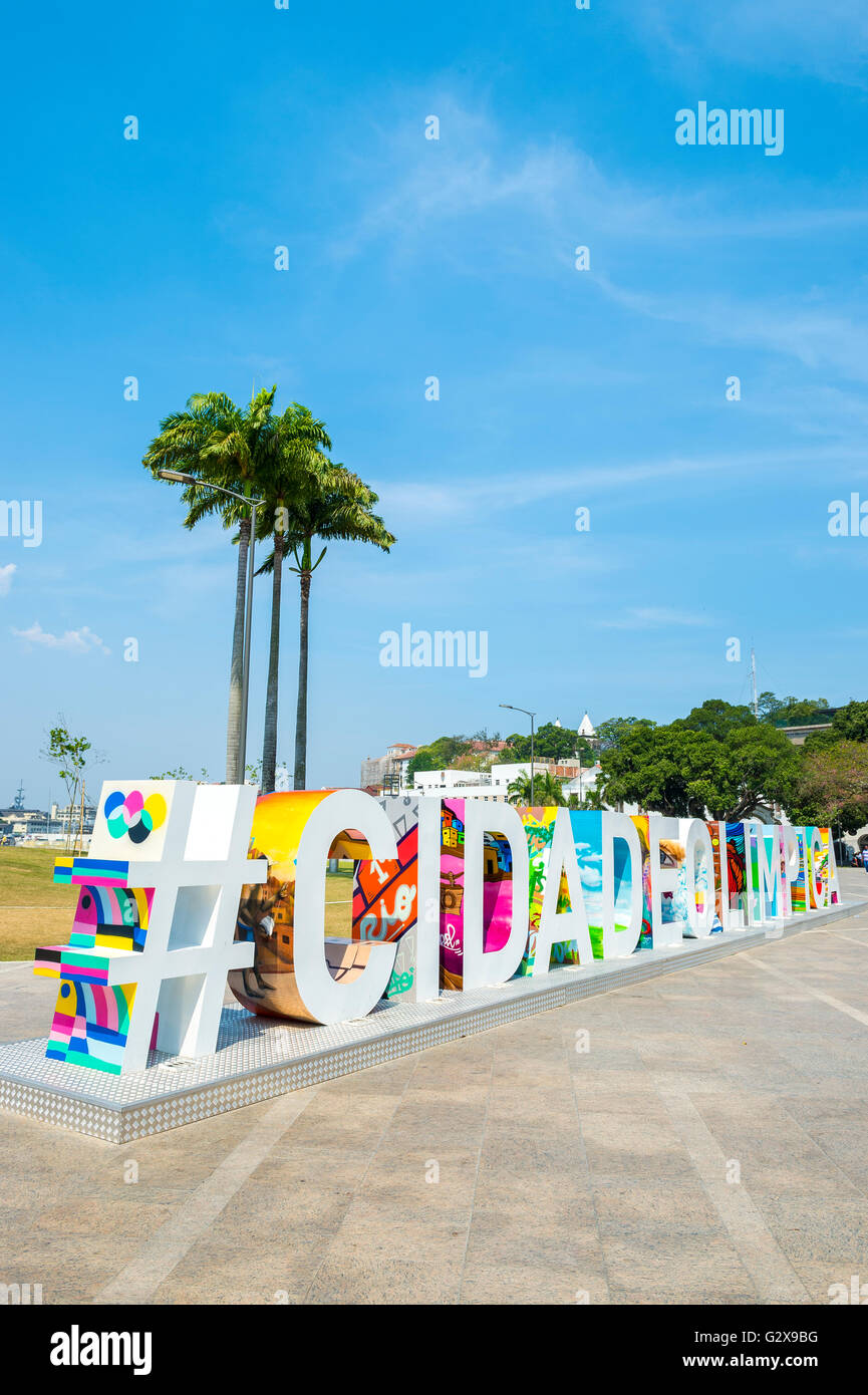 RIO DE JANEIRO - Febbraio 25, 2016: Grande segno colorato #CIDADEOLIMPICA (città olimpica) sorge in Maua Plaza. Foto Stock