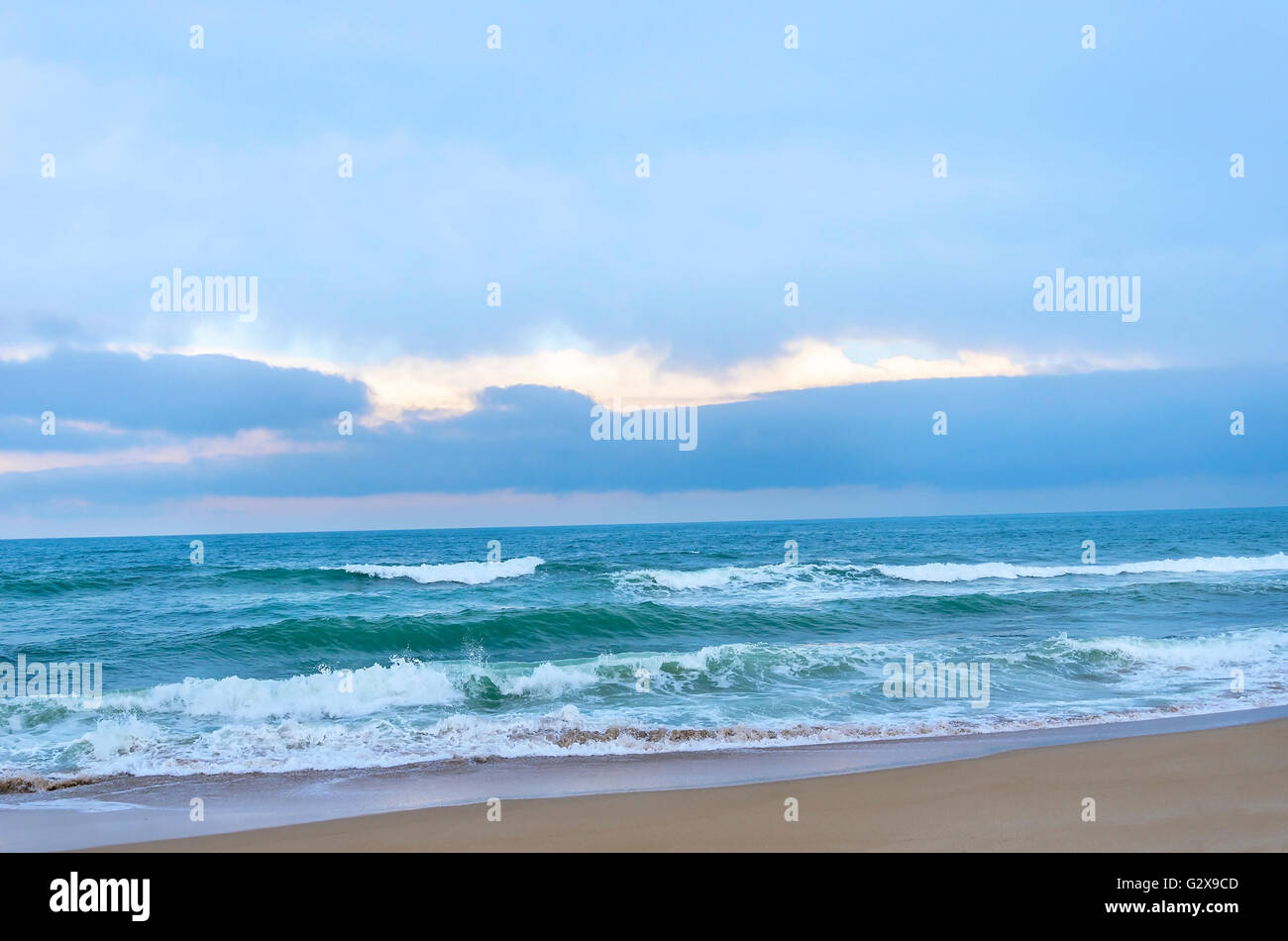 Mare con onde nel cielo di sfondo. Foto Stock