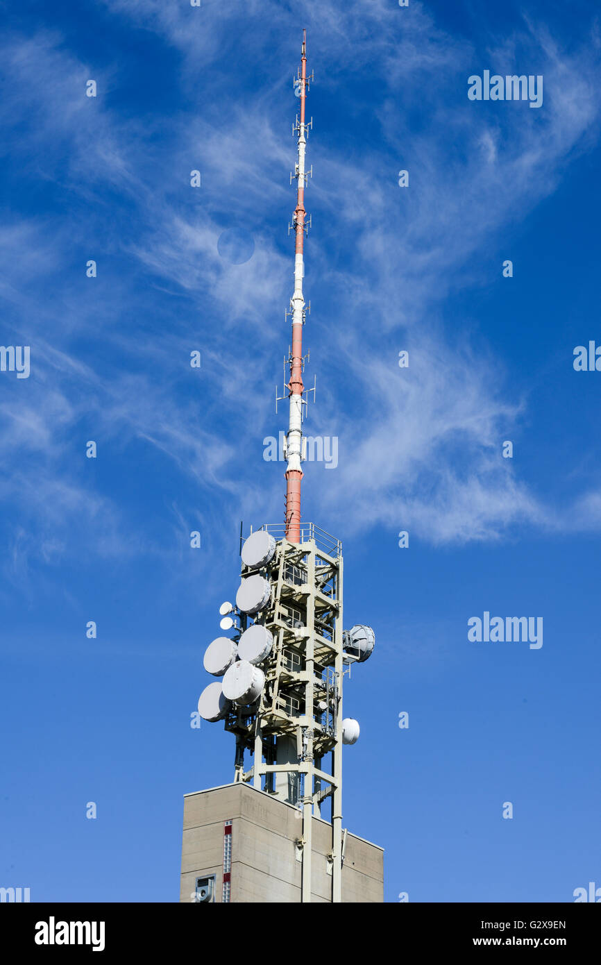 Antenna di telecomunicazione con collegamento a microonde antenne su un cielo blu Foto Stock