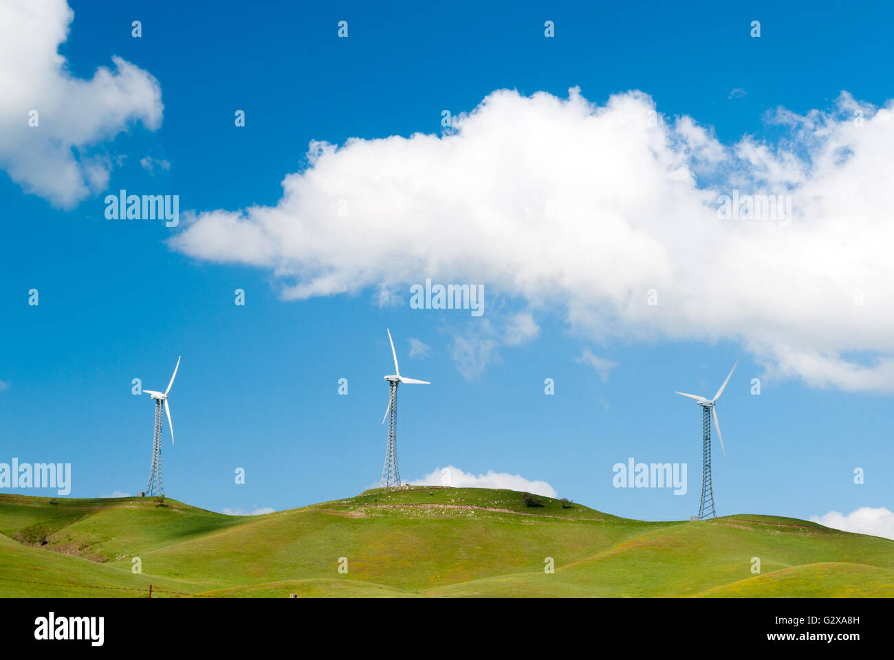 Tre mulini a vento in un paesaggio rurale Foto Stock