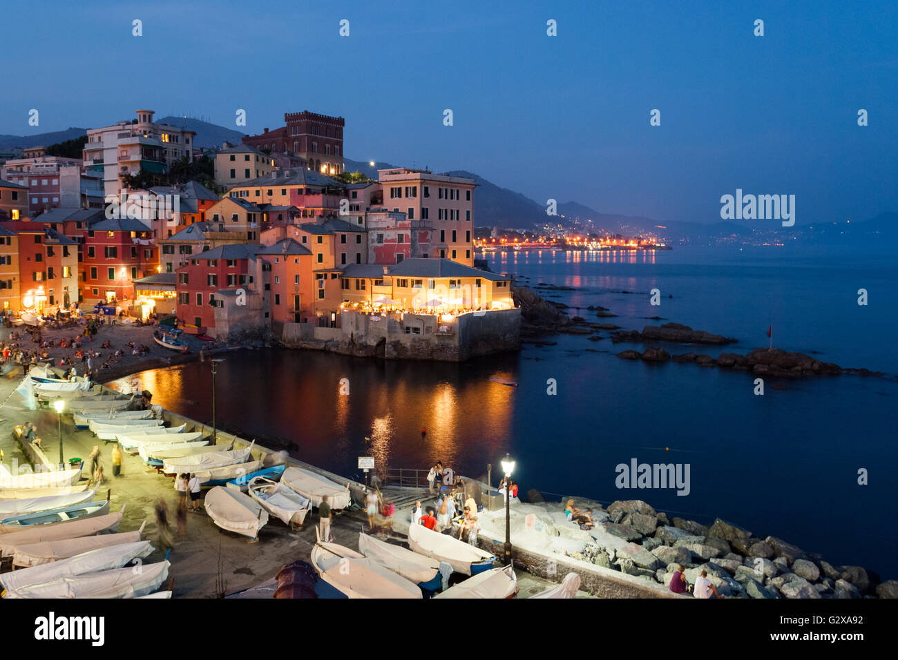 Boccadasse, distretto di Genova, durante una serata estiva Foto Stock