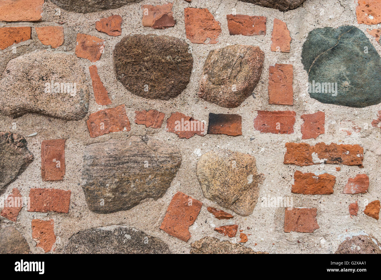 Dettagli di un muro fatto di mattoni e pietre di macerie Foto Stock