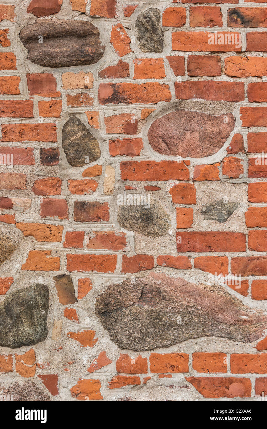 Dettagli di un muro fatto di mattoni e pietre di macerie Foto Stock