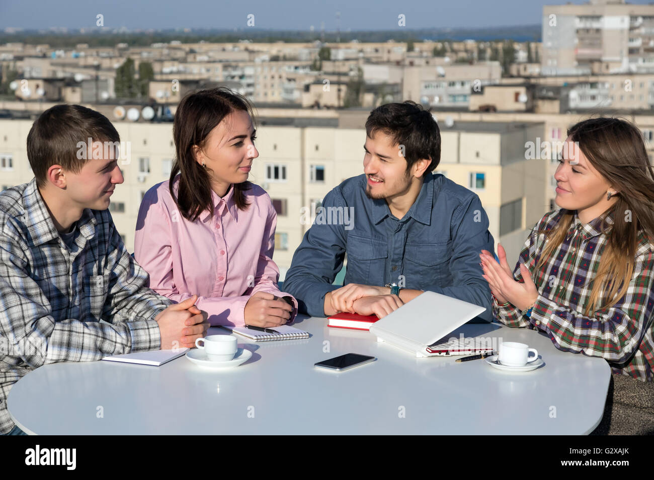 Gruppo di giovani vestiti casual persone su informale riunione aziendale Foto Stock