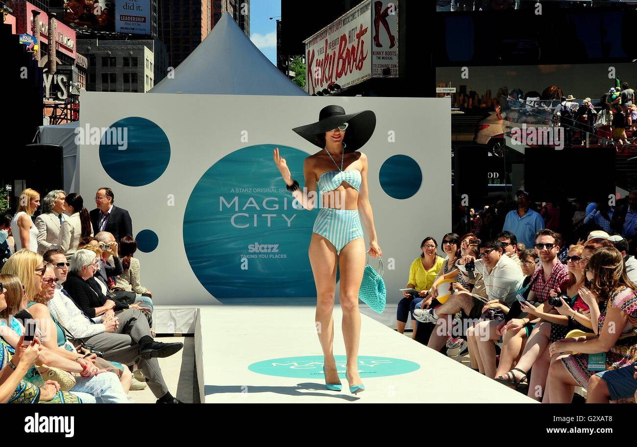 New York City: modello indossando costume da bagno e ampio hat presso il 'Magic città' fashion show sponsorizzato da Starz la rete TV Foto Stock