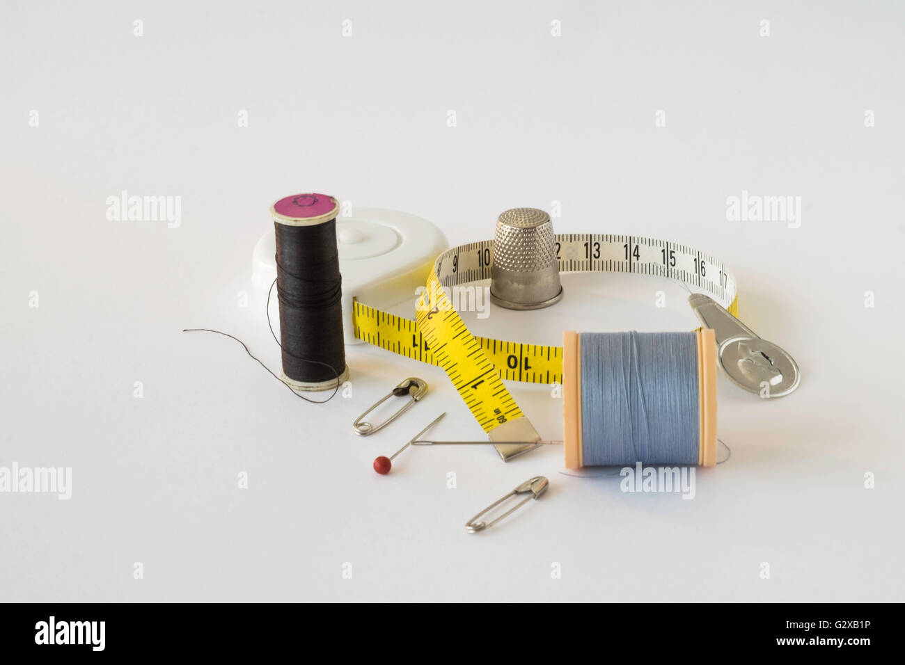 Collezione di accessori per il cucito su sfondo bianco Foto Stock