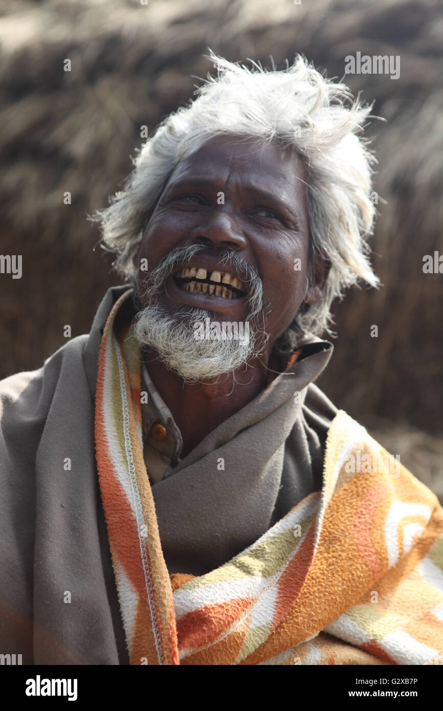Un abitante di un villaggio nel Bengala occidentale dando pongono Foto Stock