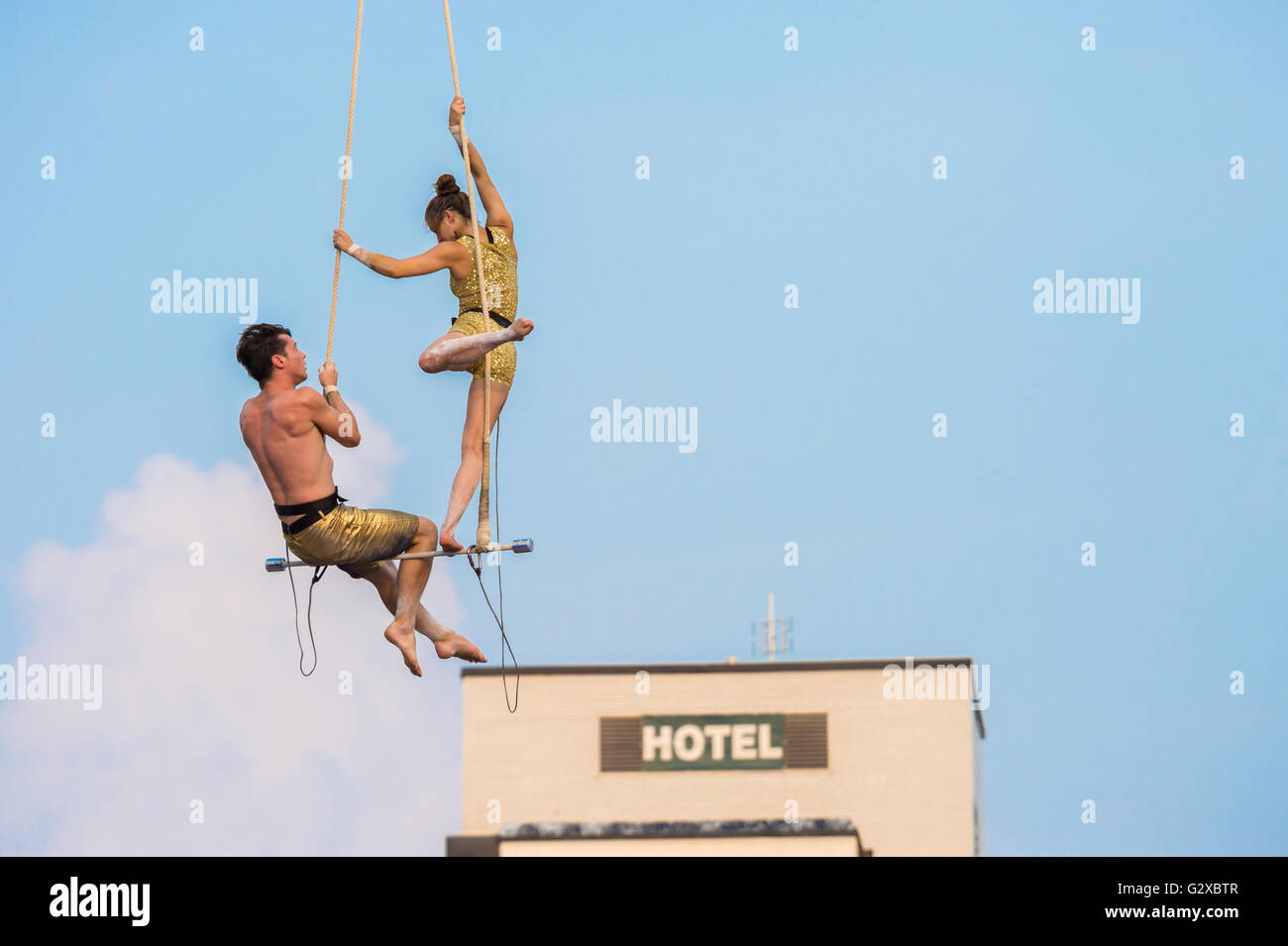 Montréal complètement cirque festival 'Duels' mostrano al posto Émilie-Gamelin (2015) Foto Stock