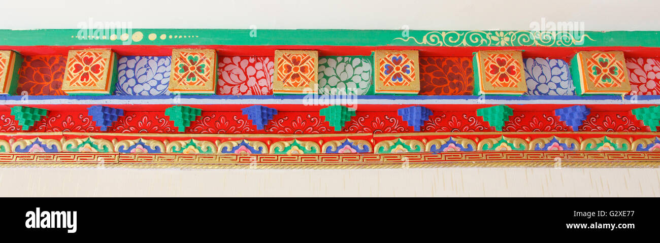 Intagliato soffitto ornamentali particolari in un tibetano home Foto Stock