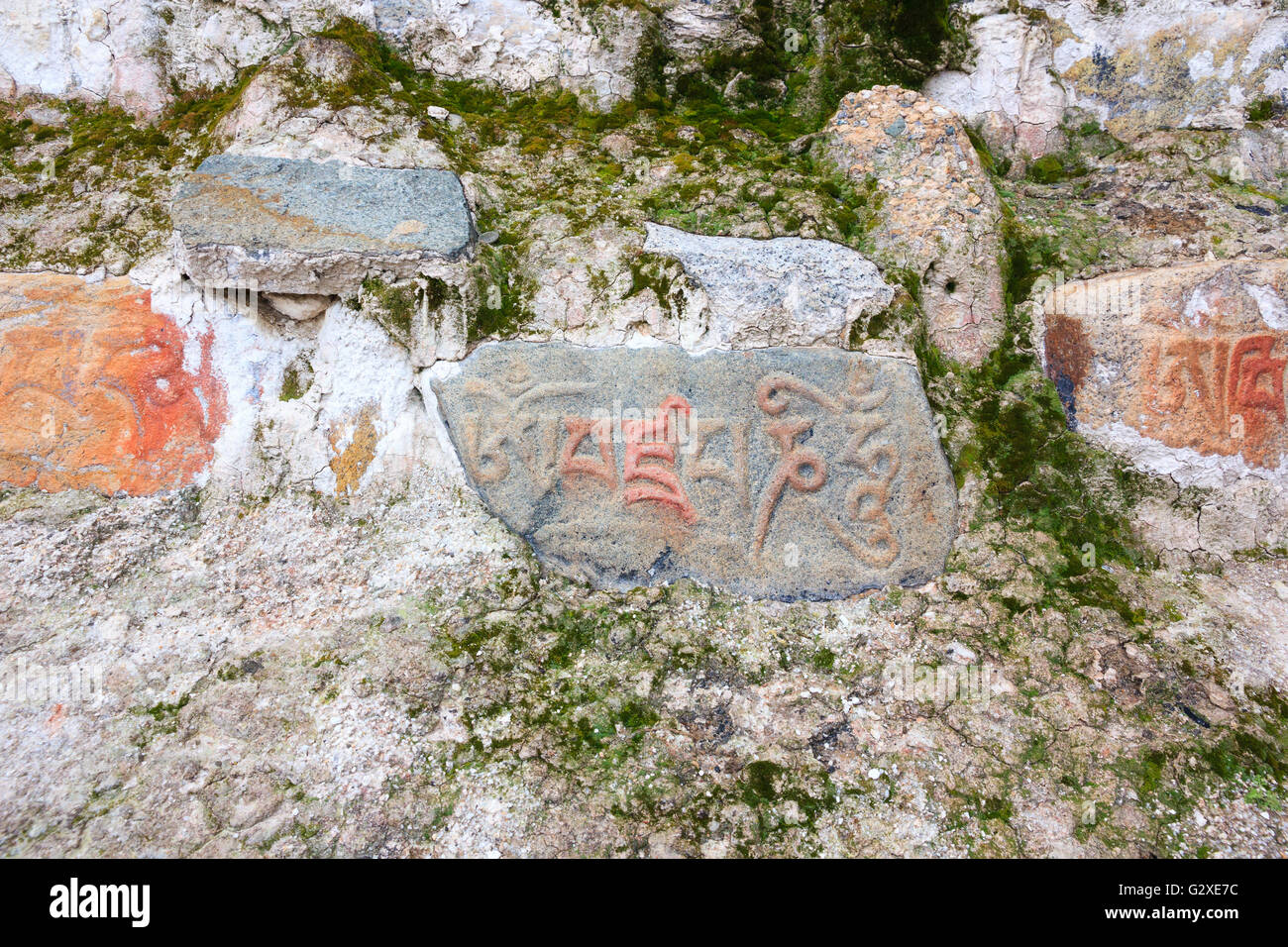 Mani di pietra con il mantra sanscrito iscrizione "Om mani padme hum' Foto Stock