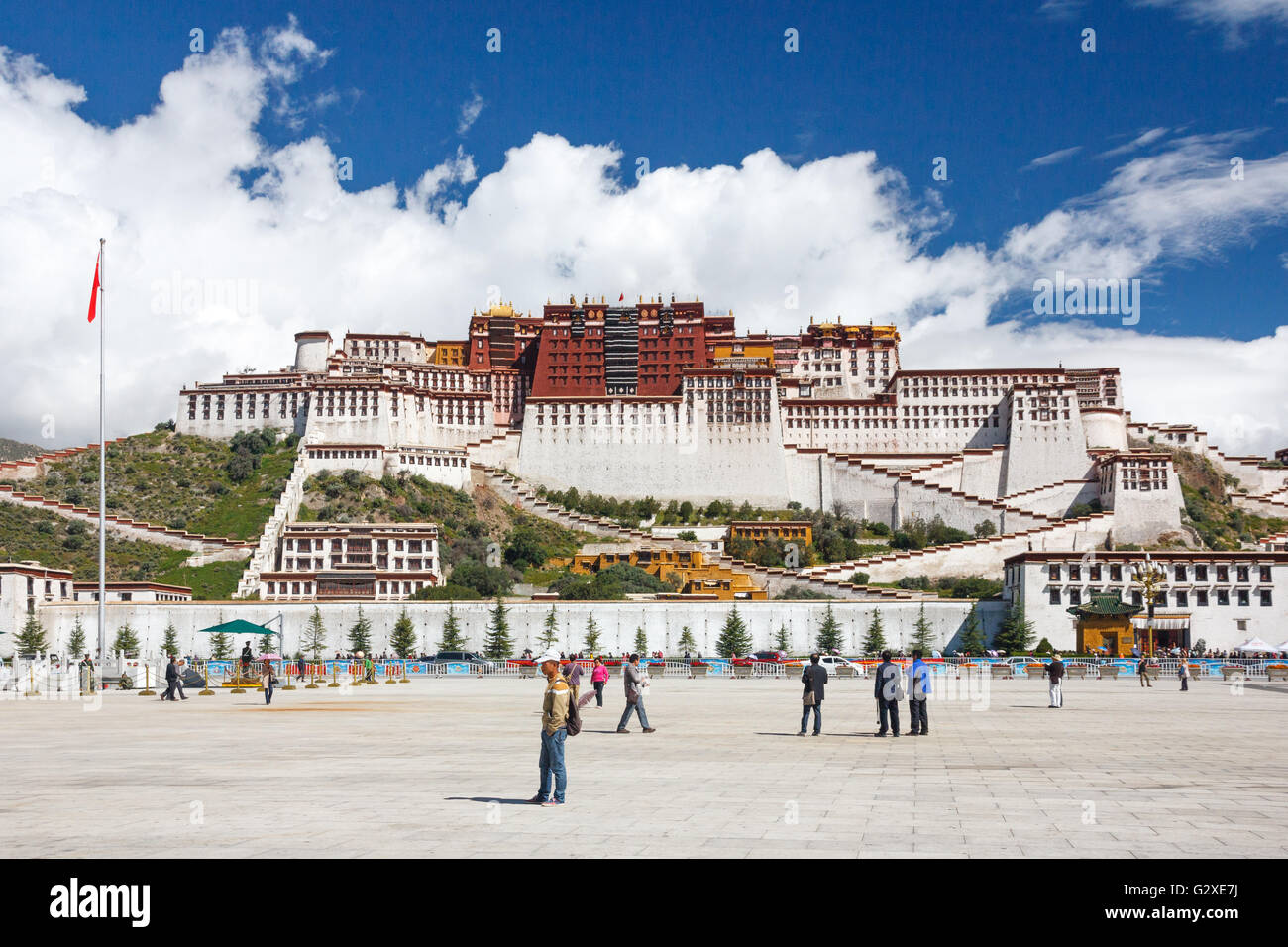 [Solo uso editoriale] Il Tibetano maestoso palazzo del Potala a Lhasa con turisti in piazza nella parte anteriore Foto Stock