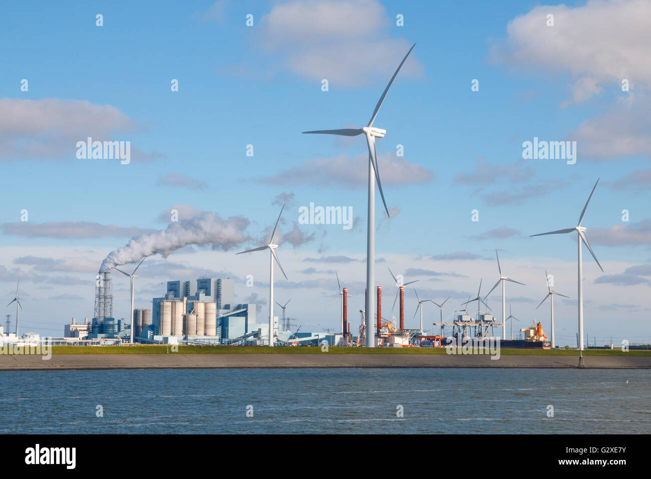 Per la generazione di energia elettrica da combustibili fossili carbone vegetale e l'energia eolica presso il porto di Eemshaven in Groningen, Paesi Bassi Foto Stock