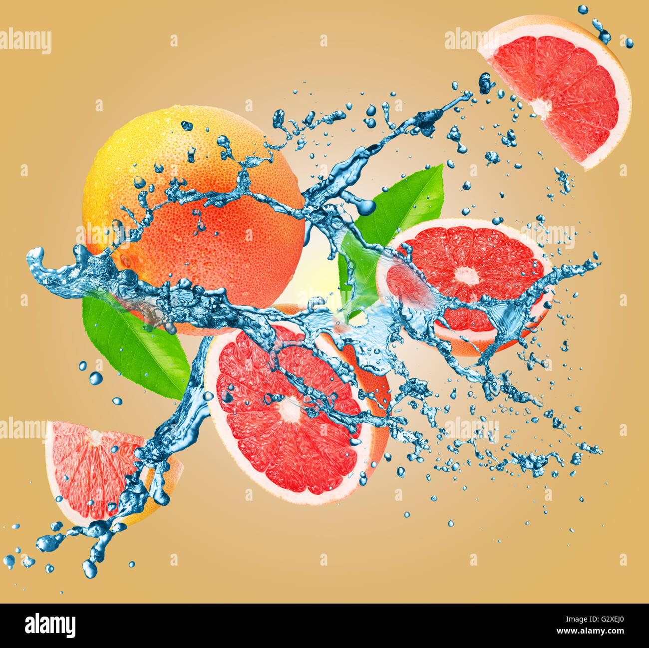 Spruzzi di acqua con pompelmi su sfondo giallo. Foto Stock