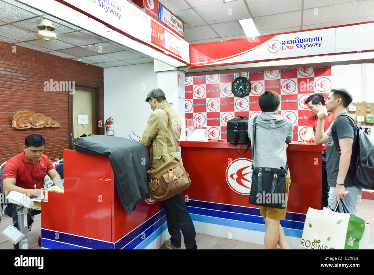Lao Skyway contatore a Vientiane Airport - la compagnia aerea offre tariffe ridotte su destinazioni locali Foto Stock