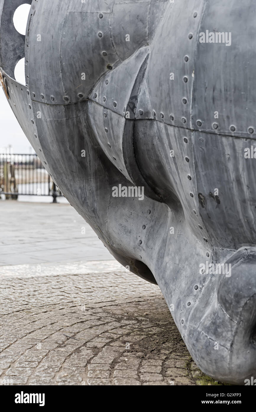 CARDIFF, GALLES/UK - marzo 2016 : marittimi mercantili' War Memorial nella Baia di Cardiff in Galles persone non identificate. Foto Stock