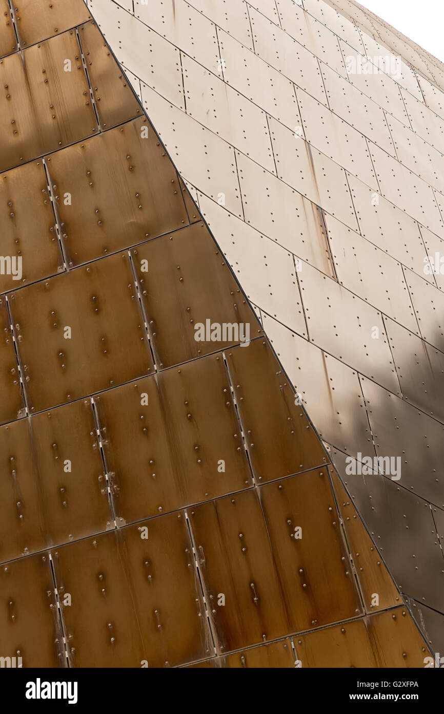 Dettaglio di un oro facciata di alluminio che mostra i fissaggi dei pannelli Foto Stock