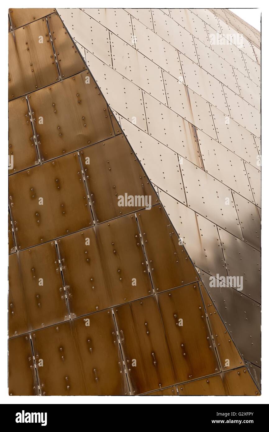 Dettaglio di un oro facciata di alluminio che mostra i fissaggi dei pannelli con un confine vintage Foto Stock