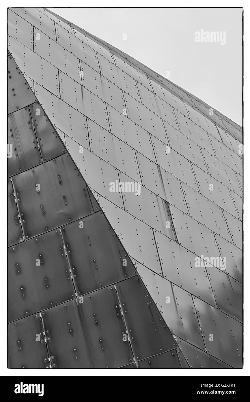 Foto in bianco e nero di un particolare di una facciata in alluminio che mostra i fissaggi dei pannelli con un confine vintage Foto Stock