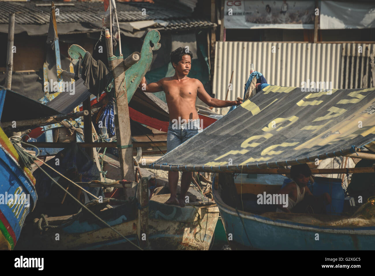 Lavoratore di dock di Jakarta, Indonesia Foto Stock