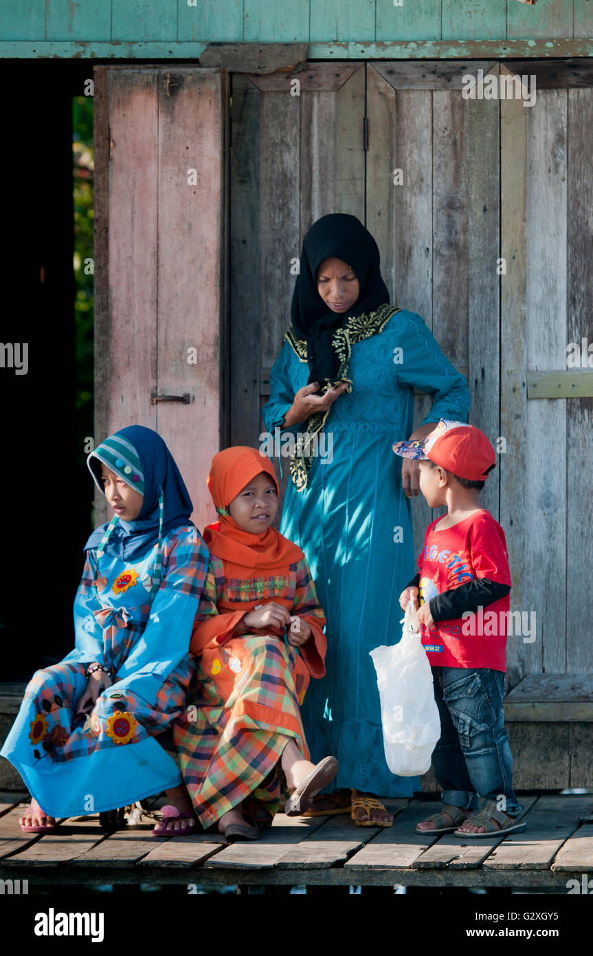 Kalimantan, Banjarmasin, Fiume Barito, famiglia musulmana Foto Stock