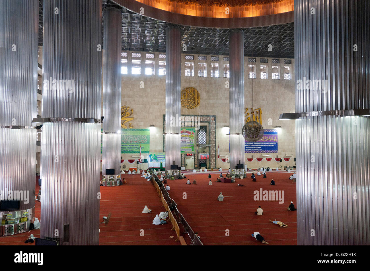 Jakarta, Masjid Istiqlal, i fedeli in preghiera all'interno della moschea moderna Foto Stock