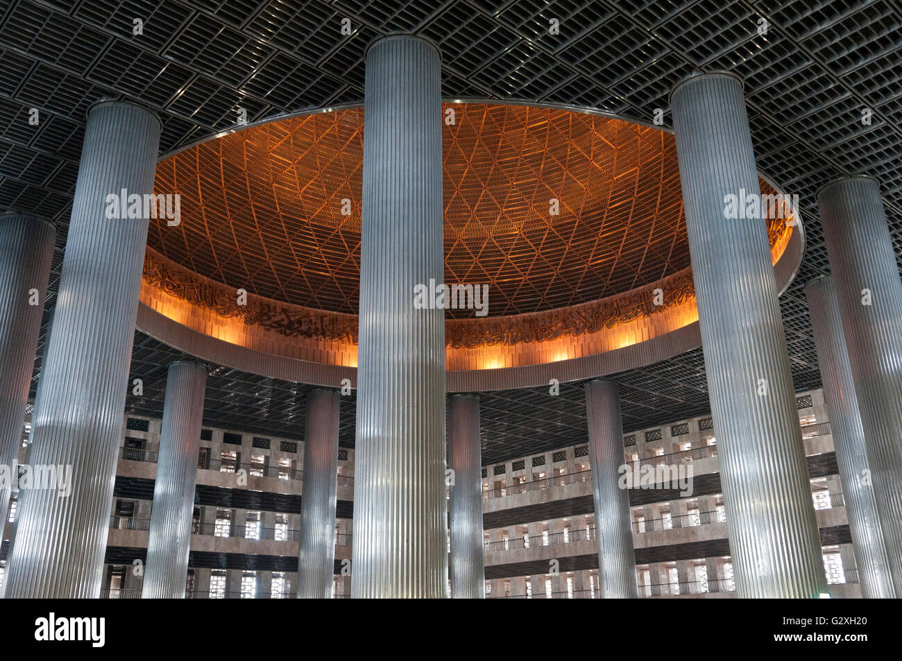 Jakarta, Masjid Istiqlal, Architettura della cupola e pilastri all'interno della moschea moderna Foto Stock