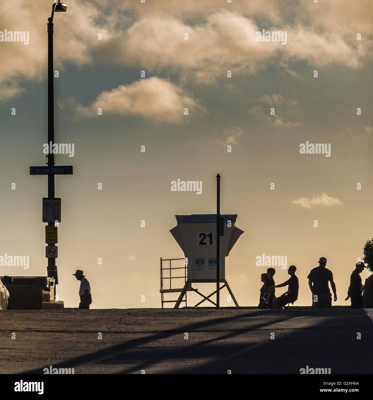 Silhouette spiaggia scene di strada con stazione bagnino fa un classico del Sud California vibe scena Foto Stock
