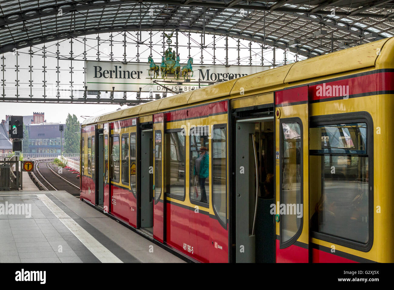 Treno S Bahn con porte aperte, attende presso un binario alla stazione Hauptbahnhof di Berlino, la stazione ferroviaria principale di Berlino, Berlino, Germania Foto Stock