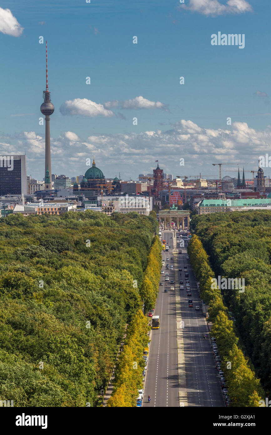 Una vista dello skyline di Berlino con la Torre della TV o la distanza di Fernsehturm, dalla cima della colonna di Siegessaule o della Vittoria, Berlino, Germania Foto Stock