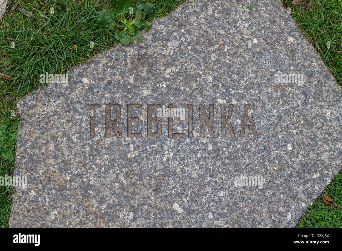 Una pietra incisa con il nome di campo di concentramento Treblinka al Sinti e Roma Memorial a Berlino, Germania Foto Stock