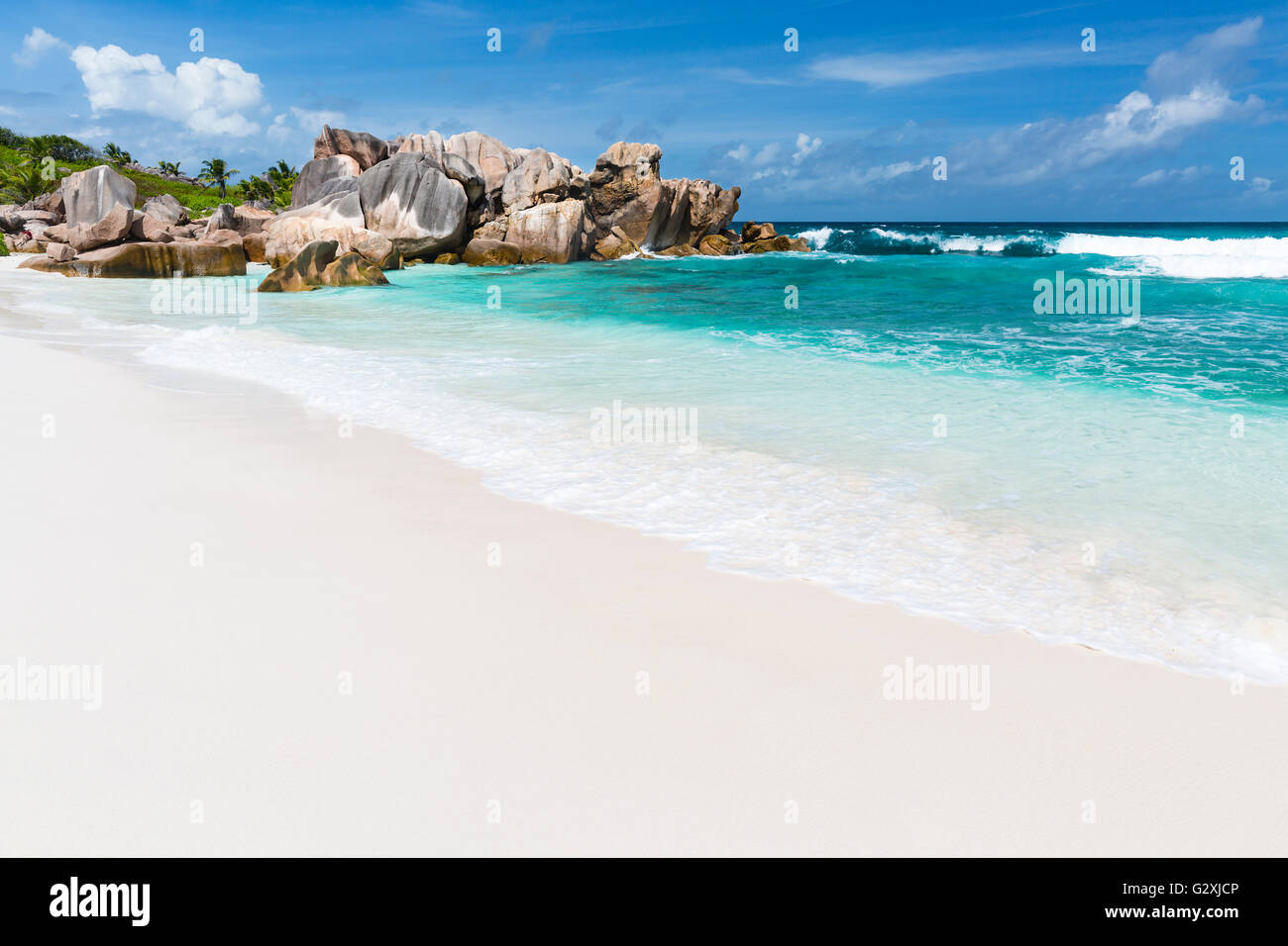 Acqua color smeraldo e le rocce in Anse Cocos di La Digue, Seicelle Foto Stock