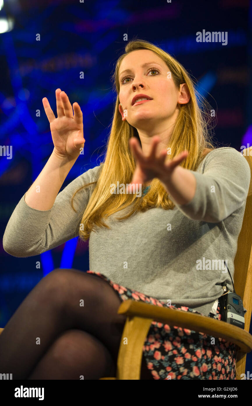 Laura Bates, British scrittrice femminista e fondatore del quotidiano di sessismo parlando del progetto sul palco a Hay Festival 2016 Foto Stock
