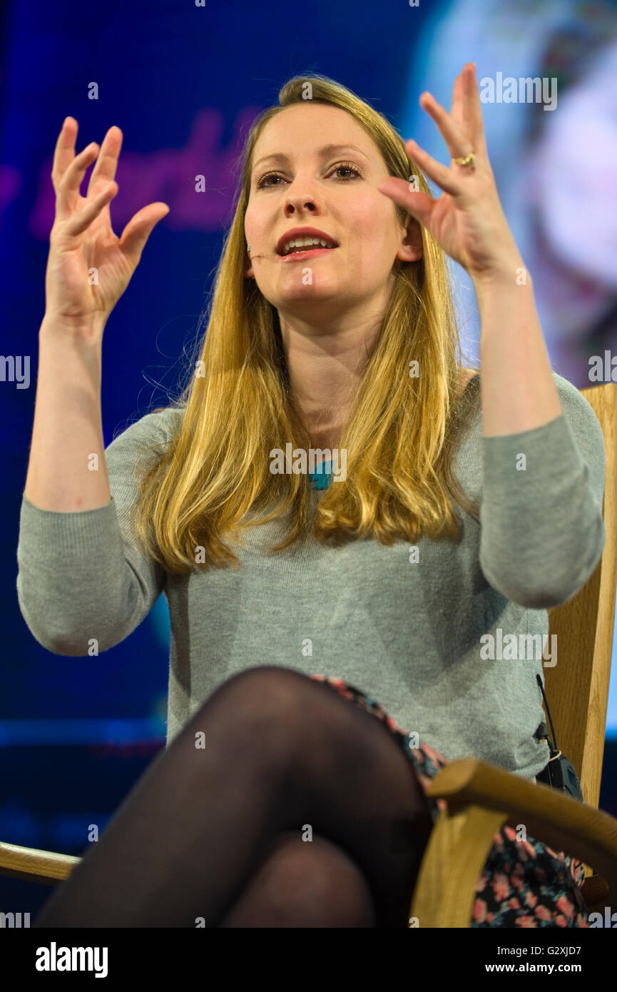 Laura Bates, British scrittrice femminista e fondatore del quotidiano di sessismo parlando del progetto sul palco a Hay Festival 2016 Foto Stock