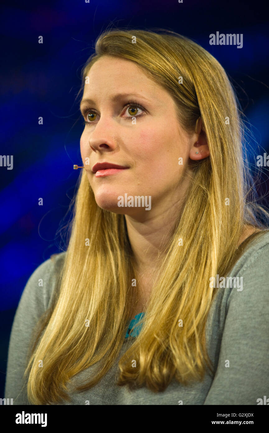 Laura Bates, British scrittrice femminista e fondatore del quotidiano di sessismo parlando del progetto sul palco a Hay Festival 2016 Foto Stock