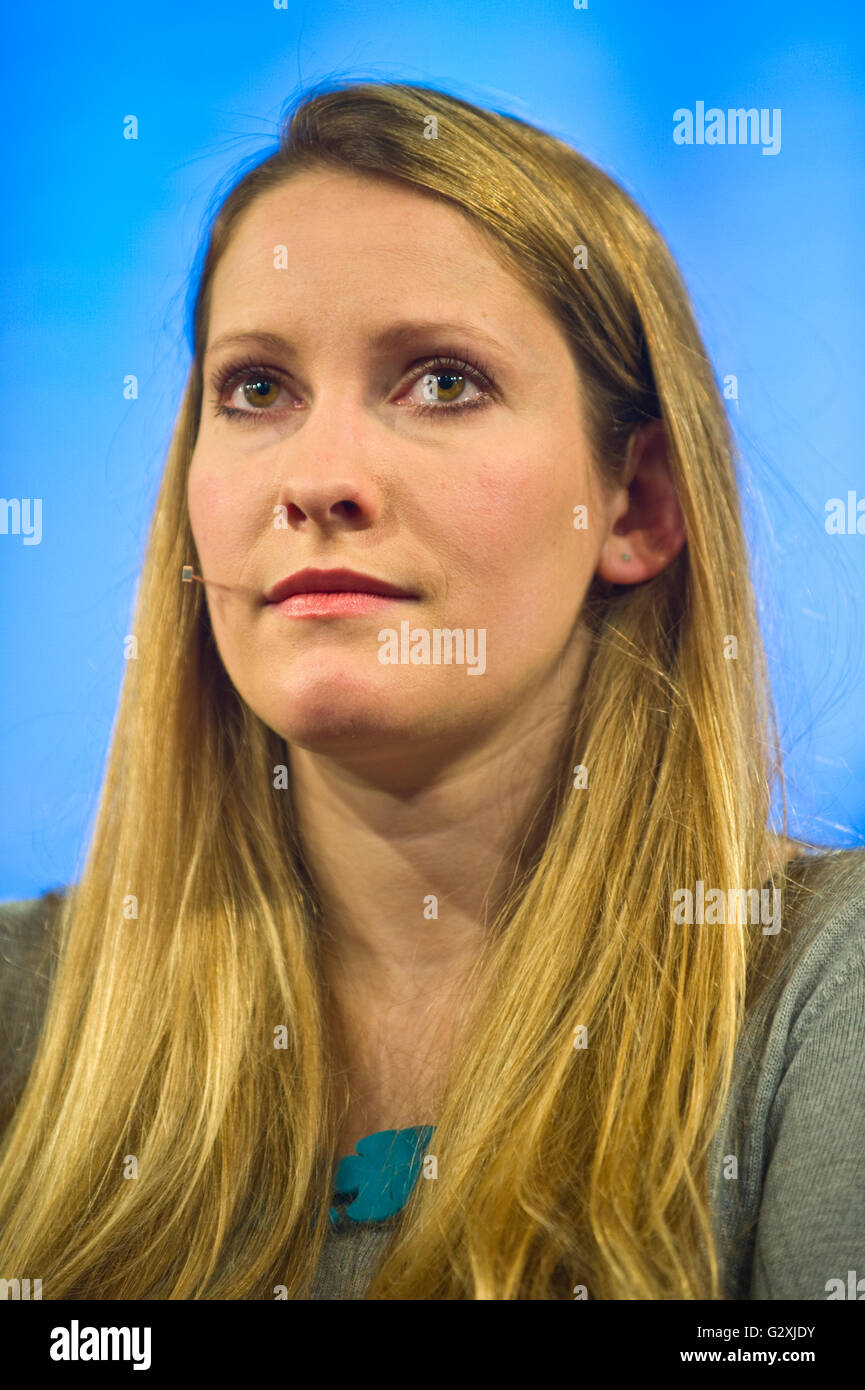 Laura Bates, British scrittrice femminista e fondatore del quotidiano di sessismo parlando del progetto sul palco a Hay Festival 2016 Foto Stock