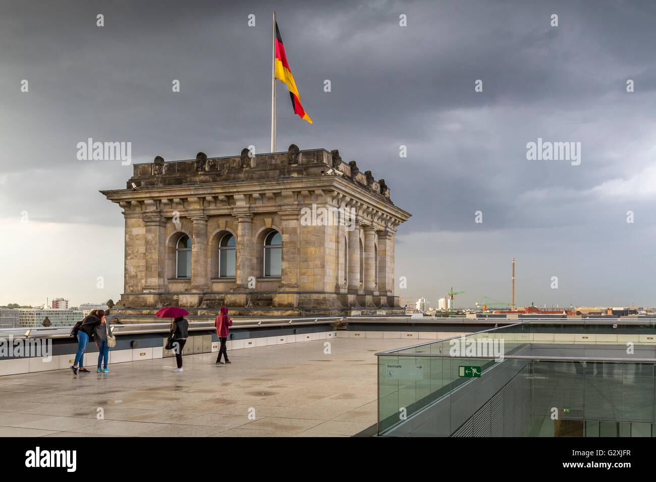 Cieli tempestosi sopra le persone sul tetto del Reichstag Building, che ospita il Bundestag tedesco o Parlamento tedesco a Berlino, Germania Foto Stock