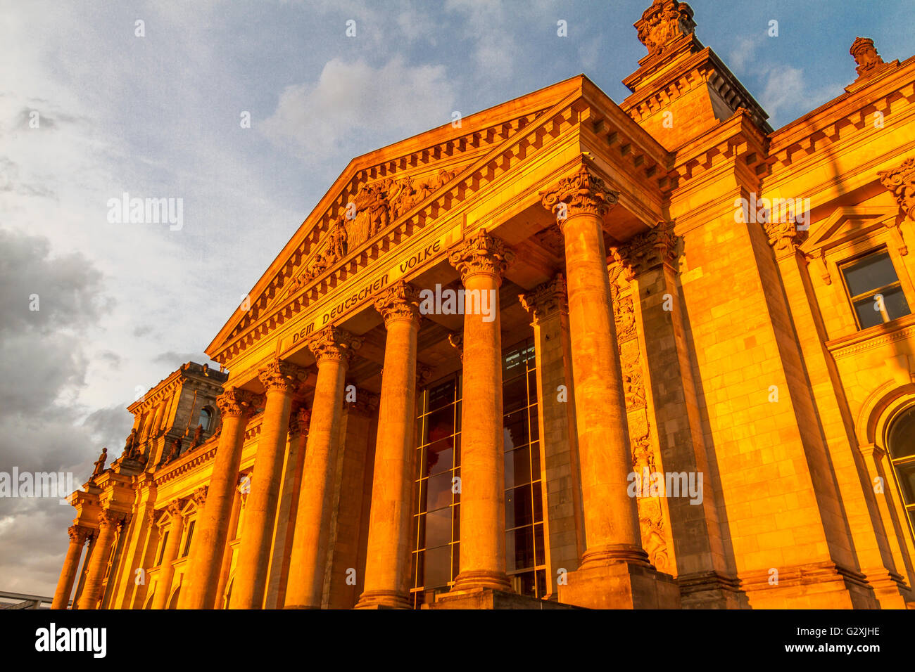 L'esterno dell'edificio Reichstag, sede del Parlamento tedesco, è illuminato dal sole che tramonta, Berlino. Germania Foto Stock