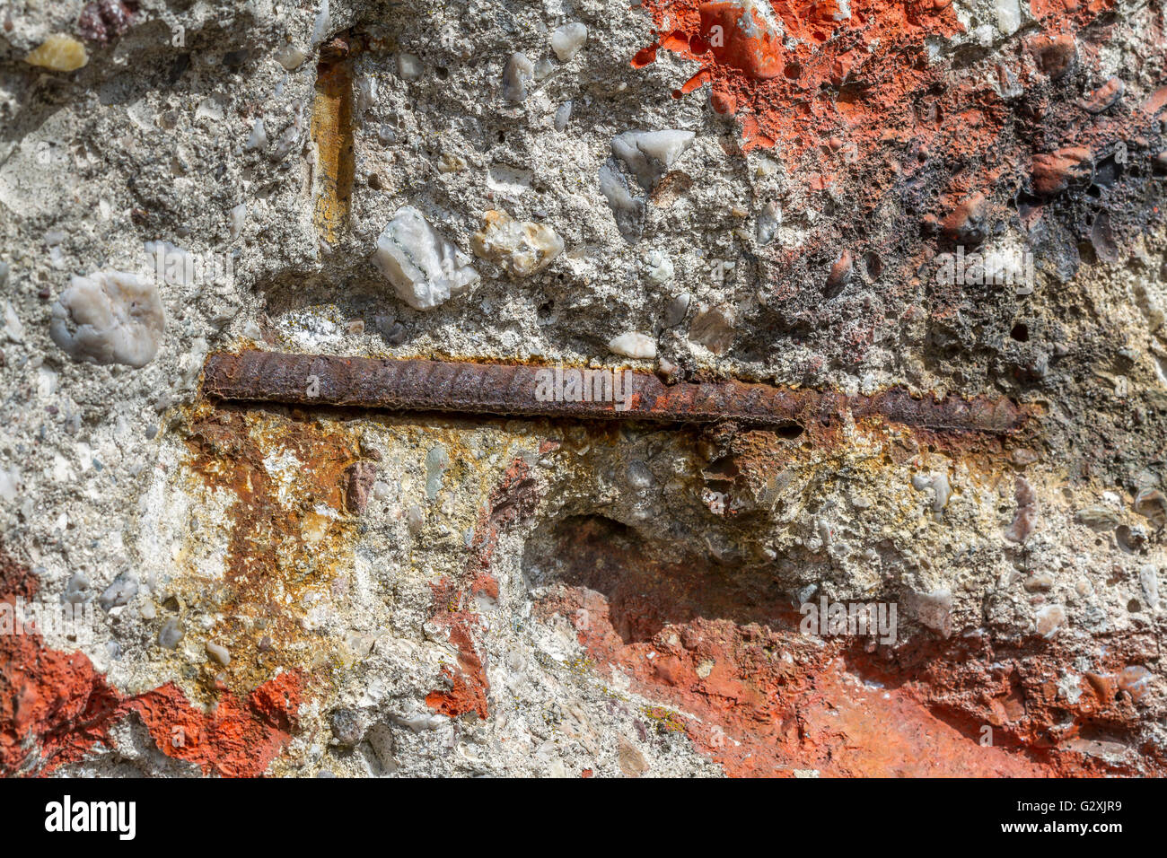 Primo piano dell'acciaio rinforzato e del calcestruzzo di ciò che resta del muro di Berlino , il muro che divideva la Germania orientale e occidentale a Berlino, in Germania Foto Stock