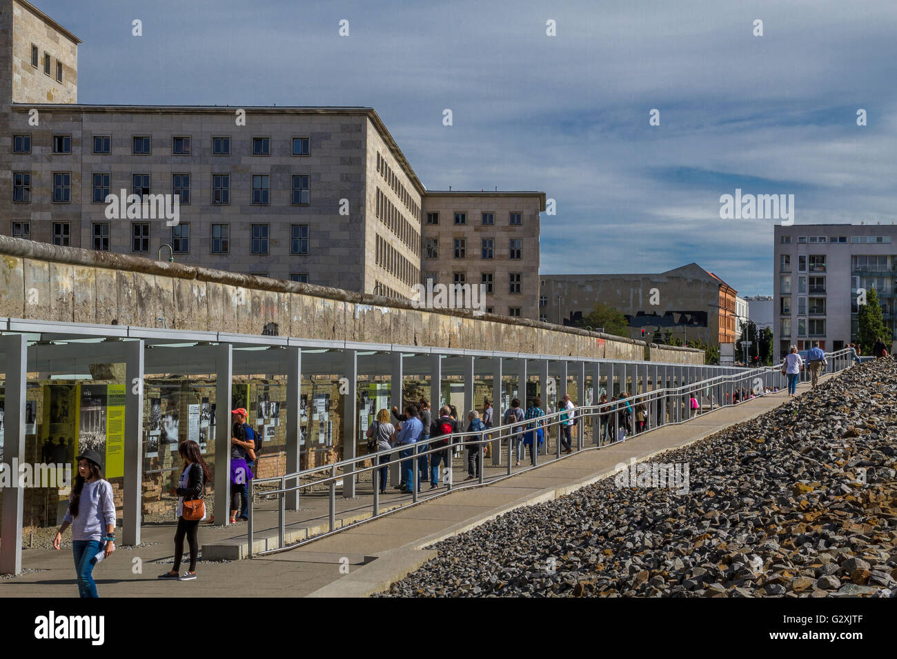 I visitatori della mostra At the Topography of Terror, parte della quale si estende parallelamente alla restante parte del Muro di Berlino in Germania Foto Stock