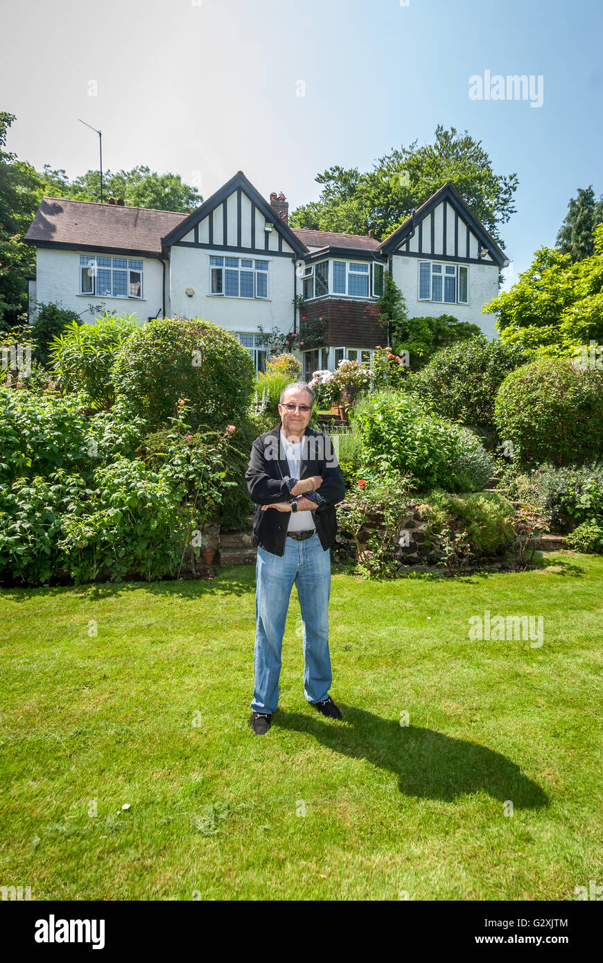 La criminalità scrittore Peter James nel giardino della casa di Brighton è stato portato fino a. Foto Stock
