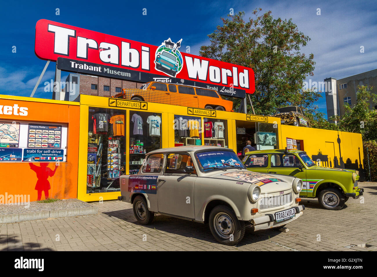 Trabant automobili al Trabi World di Berlino una collezione di vecchie automobili Trabant a noleggio, Berlino, Germania Foto Stock
