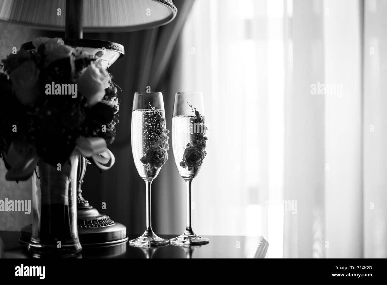 Due bicchieri di champagne contro la finestra Foto Stock