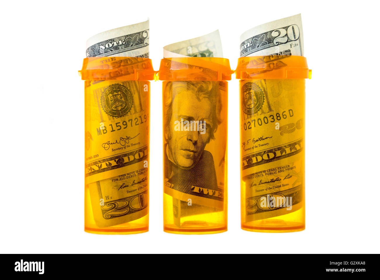 Prescrizione dei farmaci flaconi con venti le fatture del dollaro all'interno, isolato su bianco Foto Stock