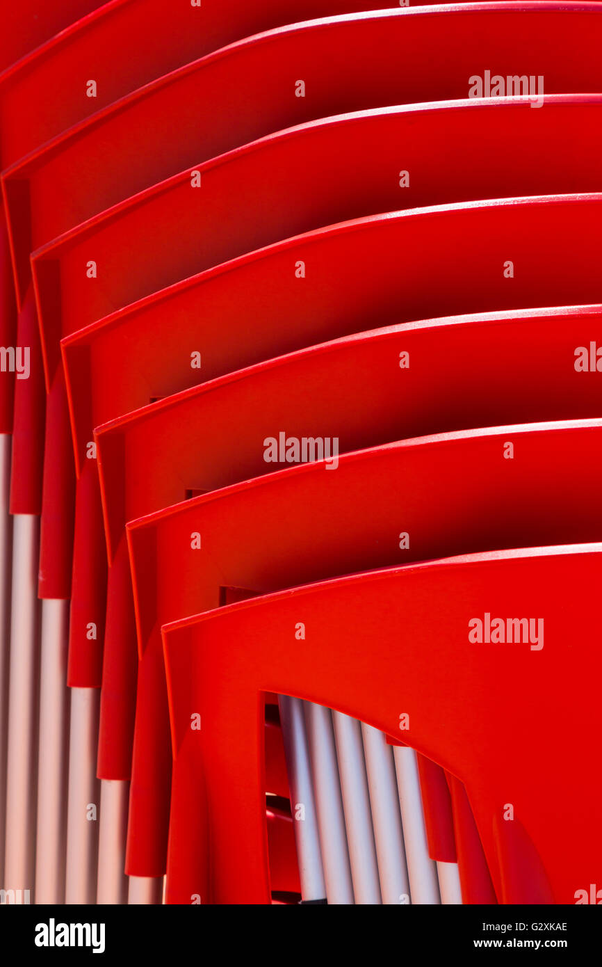 Dettagli della pila sedie rosse in plastica dura. una forma astratta per la progettazione o lo sfondo Foto Stock